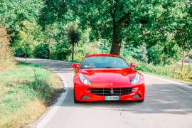Guida una Ferrari su strada a Maranello