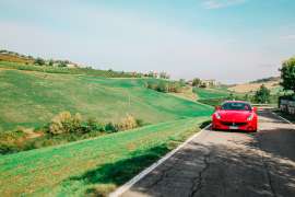 Guida una Ferrari su strada a Maranello