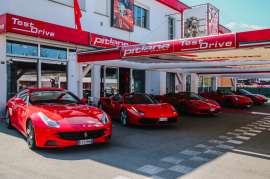 Guida una Ferrari su strada a Maranello