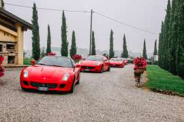 Guida una Ferrari su strada a Maranello