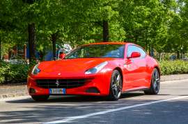 Guida una Ferrari su strada a Maranello