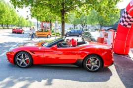 Guida una Ferrari su strada a Maranello