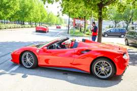 Guida una Ferrari su strada a Maranello