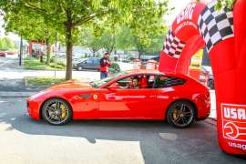 Guida una Ferrari su strada a Maranello