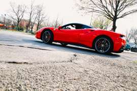Guida una Ferrari su strada a Maranello