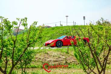 Guida una Ferrari su strada a Maranello